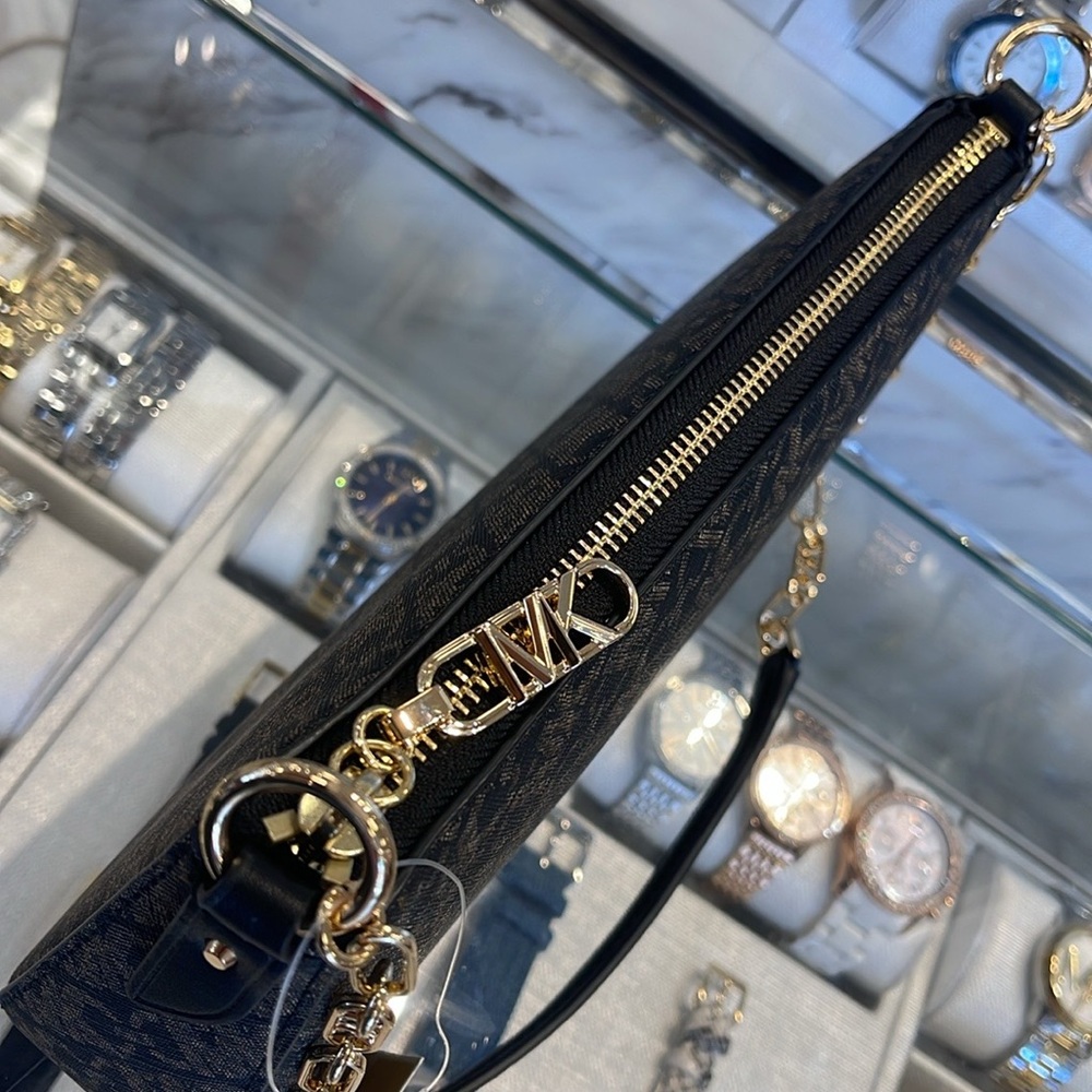MICHAEL KORS EMPIRE MEDIUM METALLIC CHAIN-LINK POCHETTE
Black/Pale Gold 
NWT - Picture 8 of 16
